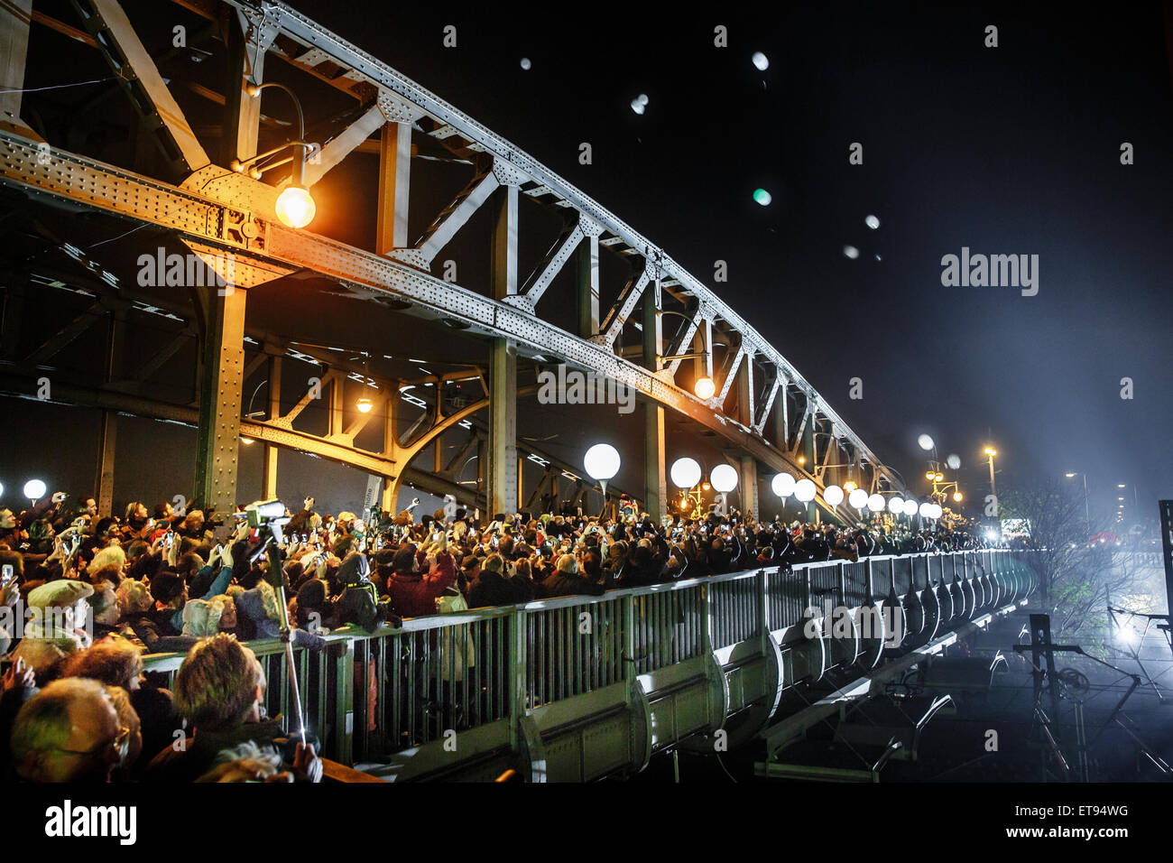 Berlin, Deutschland, Luftballons leichte Grenze und Besucher an der Bornholmer Straße Stockfoto