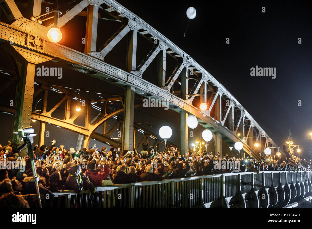 Berlin, Deutschland, Luftballons leichte Grenze und Besucher an der Bornholmer Straße Stockfoto