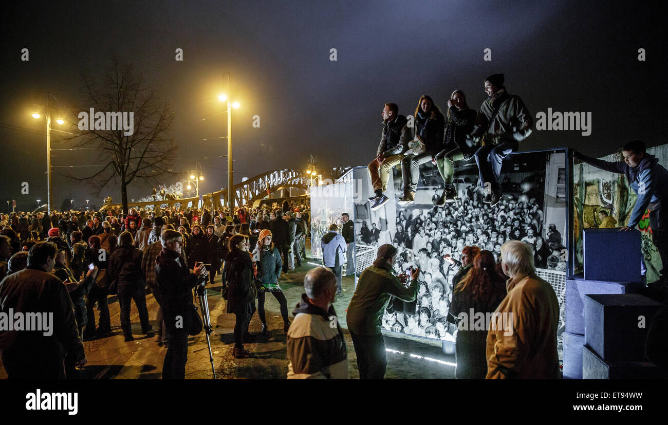 Berlin, Deutschland, Besucher in der Bornholmer Straße zum 25. Jahrestag der Berliner Mauer Stockfoto