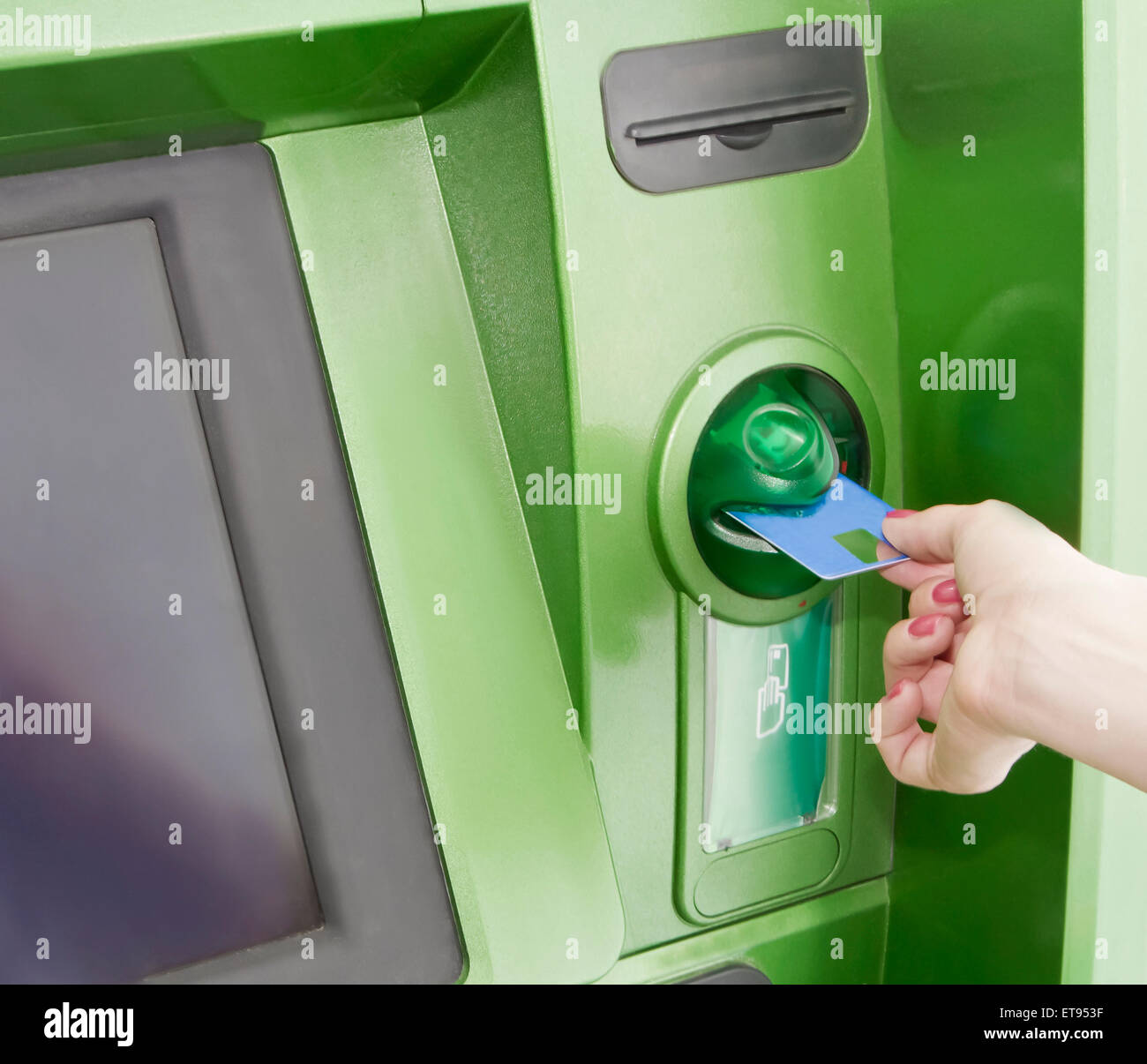 Weibliche fügt eine Plastikkarte in der ATM Stockfoto