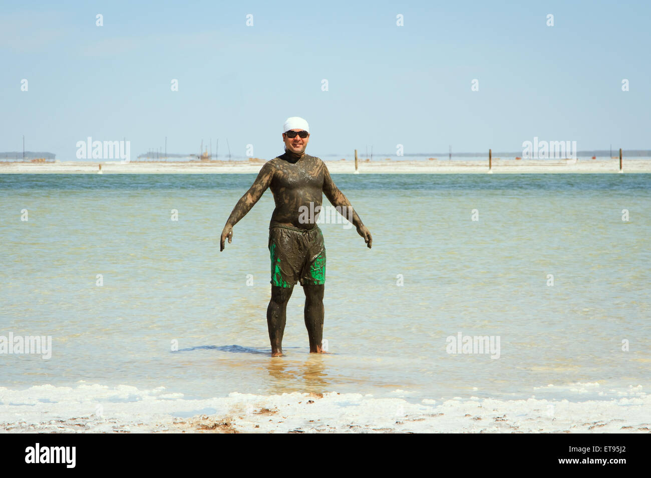 Mann nimmt ein Schlammbad in der salzigen See Baskunchak Stockfoto
