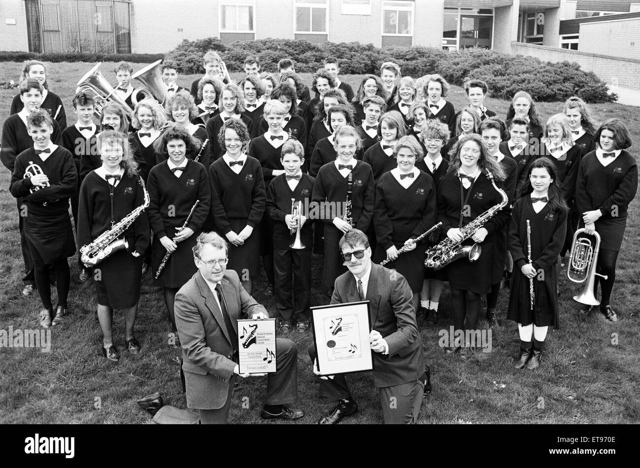 In Harmonie... Rastrick High School Concert Band, gesehen mit Kopf Musik Herr Peter Lynch (rechts) und Schulleiter Herr Peter Clark, die Zertifikate gewann beim National Concert Band Festival zu halten. 10. April 1991. Stockfoto