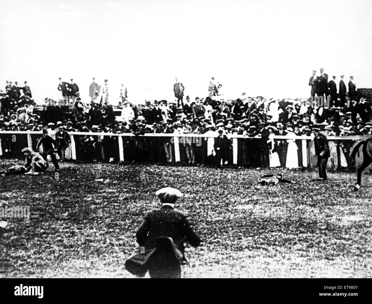 Suffragette Emily Davidson wurde getötet, als sie versuchte, King George V Pferd "Jockey" an der Epsom Derby, 4. Juni 1913 stoppen. Stockfoto