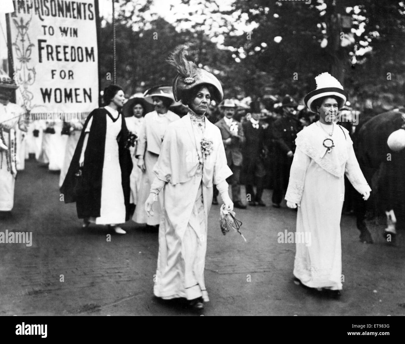 Lady Pethick-Lawrence (rechts) und Frau Pankhurst führen eine Frauenrechtlerin Demonstration, Christabel Pankhurst (in schwarz & weiß) folgt hinter ihrer Mutter. Um 1910. Stockfoto