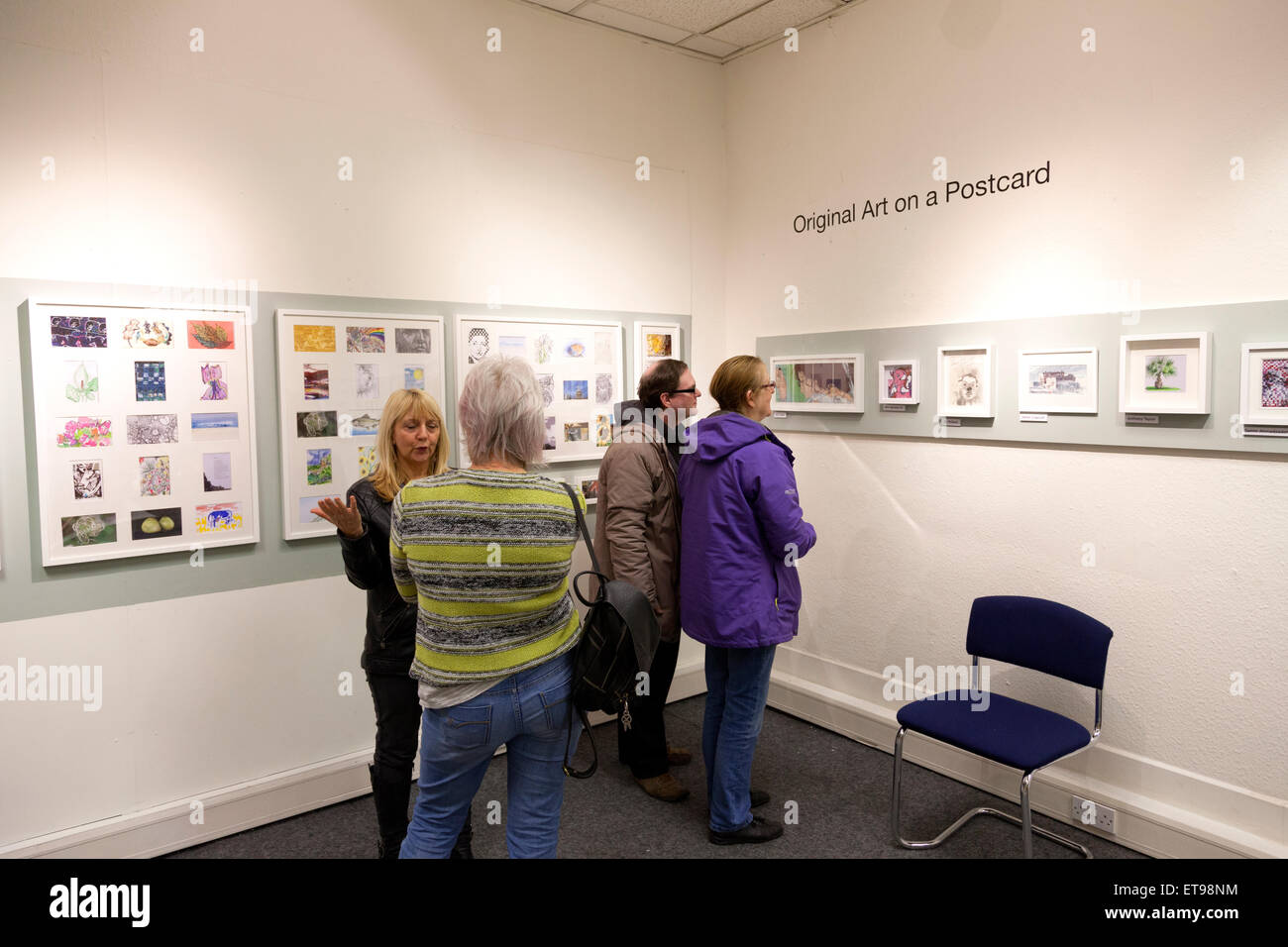 Ausstellung der Postkarte Kunst für einen guten Zweck bei Dean Clough, Halifax, West Yorkshire Stockfoto