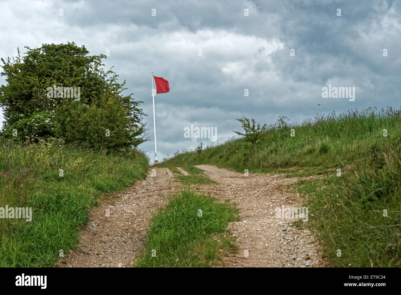 Rote Warnung Flagge auf Salisbury Plain. Stockfoto