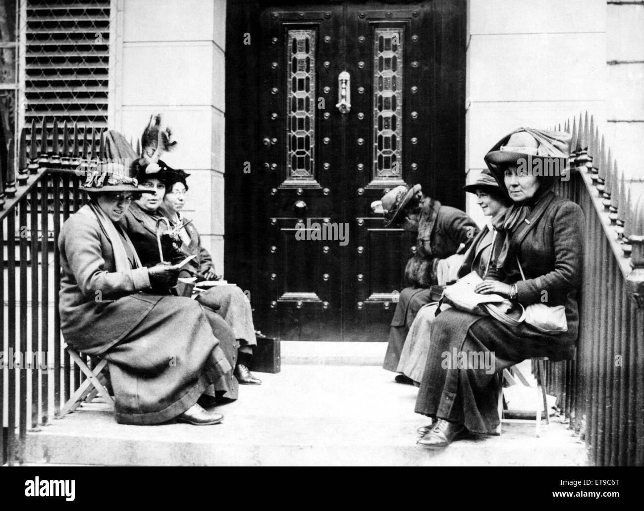 Suffragetten Inszenierung einen Sitzstreik, ca. 1912. Stockfoto