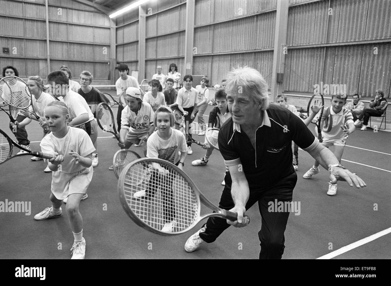 Len Heppell, der Mann verantwortlich für die Umsetzung einer Feder im Schritt von Frank Bruno, Peter Shilton und Joe Durie, statt eine Tennis-Bewegung-Klinik für Junioren in Huddersfield Lawn Tennis und Squash Club. Die Hexham-basierte Heppell, die als die Worl anerkannt ist Stockfoto