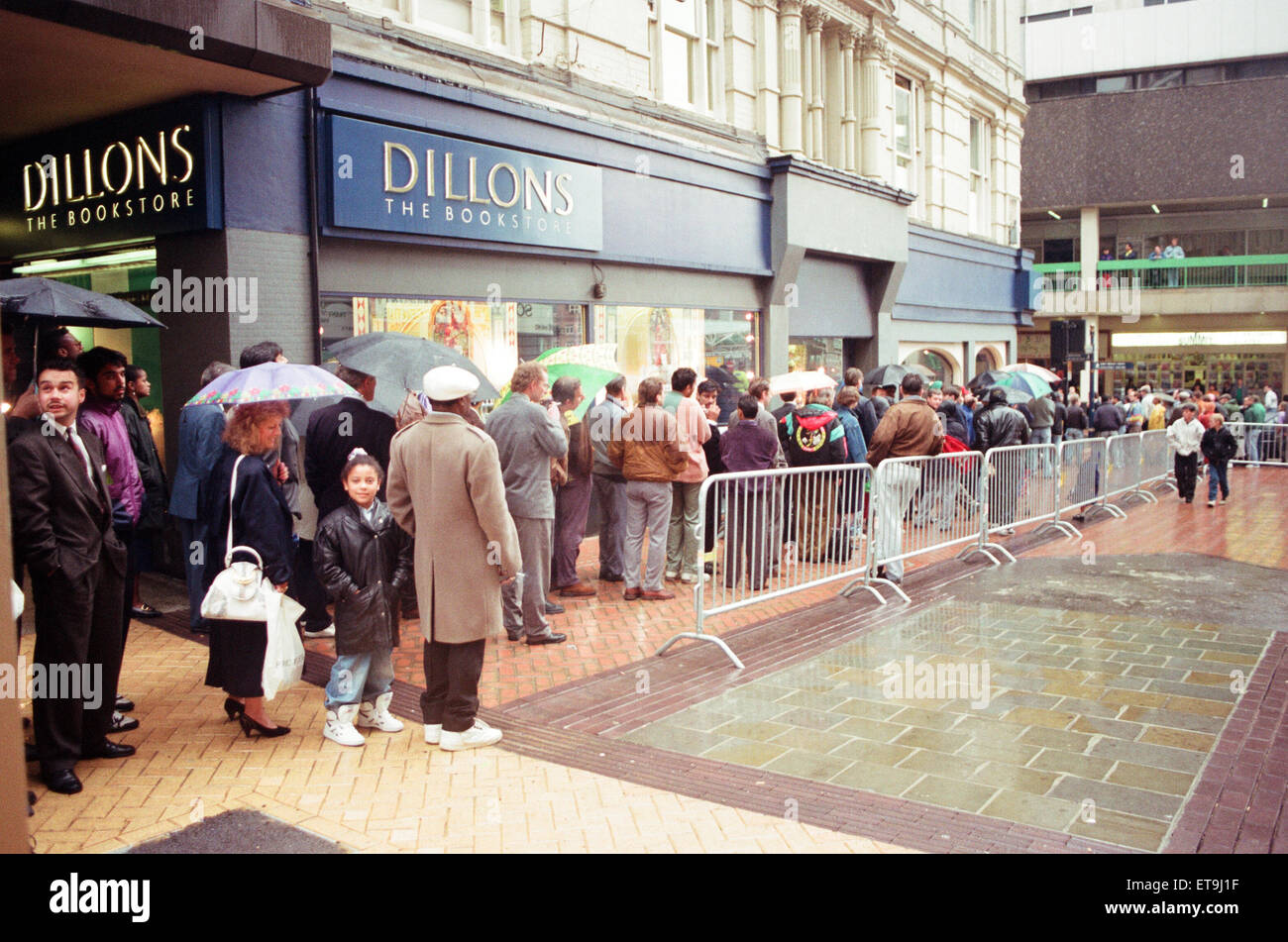 Box-Fans Schlange vor Dillions Buchhandlung in Birmingham zu sehen Muhammad Ali und ein signiertes Exemplar von Thomas Hauser-Biographie von Ali zu kaufen. 4. Juni 1992 Stockfoto