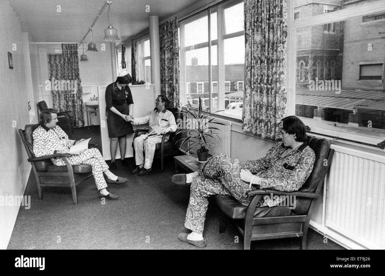 Patienten auf einer Station in Cardiff Royal Infirmary haben jetzt einen Aufenthaltsraum, wo sie sich entspannen und genesen können.  Das Krankenhaus Liga der Freunde erhoben ¿1, 500, Sessel und Möbel für das Zimmer kaufen aus der Thomas Andrew Ward und dann renoviert sie ich Stockfoto