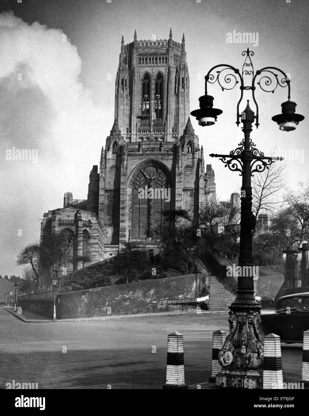 Liverpool Kathedrale, die Kirche England Kathedrale der Diözese von Liverpool, auf Str. Jamess Mount in Liverpool gebaut und ist der Sitz des Bischofs von Liverpool, 1978 fertiggestellt. Im Bild, verleiht viktorianischen Straßenlampen standard einen neuen Blick auf die viel p Stockfoto