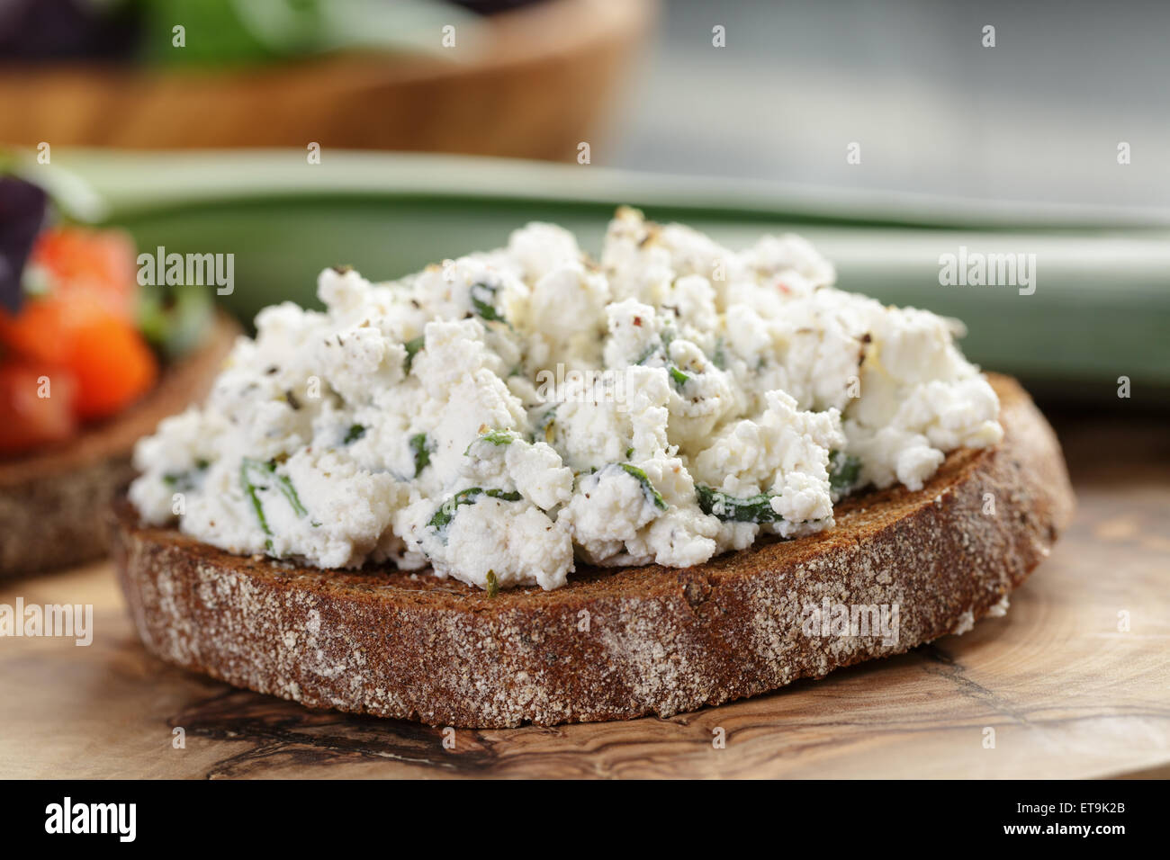 Roggen-Sandwich oder Bruschetta mit Ricotta-Käse und Kräutern Stockfoto