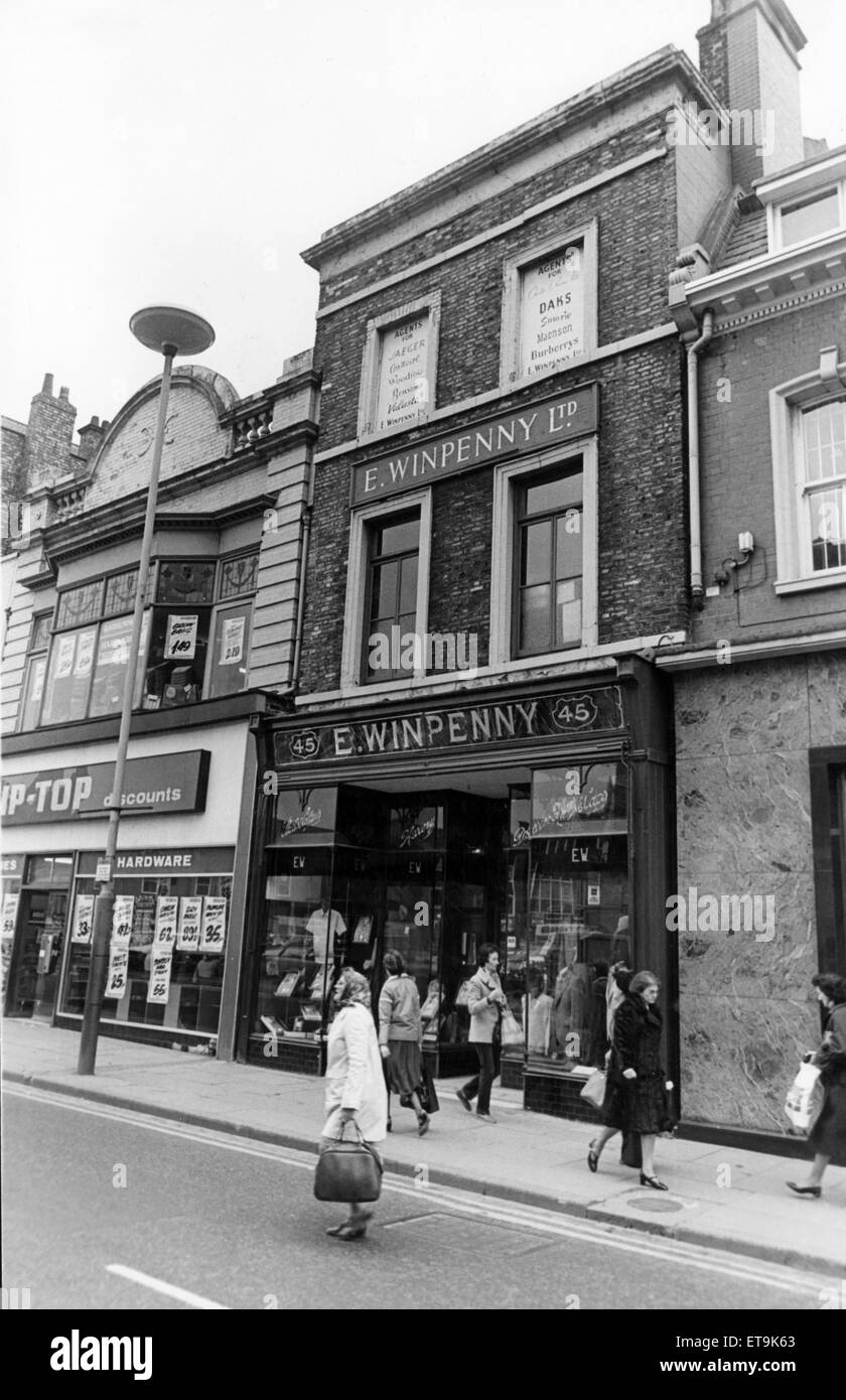 Stockton High Street, 21. April 1981. Winpenny, ein Familie Geschäft seit 1896, Ausstattung kaufte vor kurzem durch die Yorkshire ansässige Greenwoods, Menswear, Limited Gruppe. Stockfoto