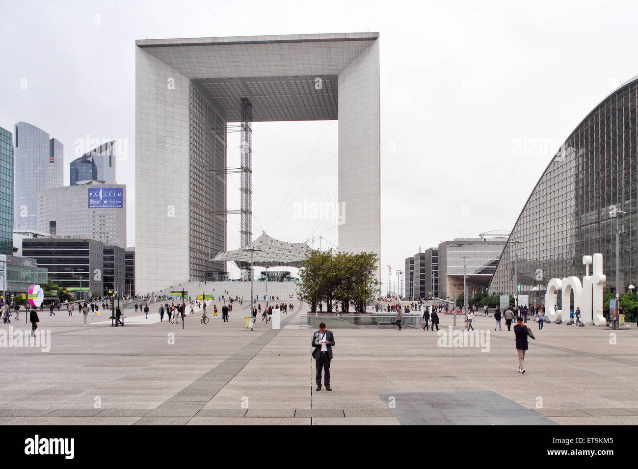 Puteaux, Frankreich, auf Passanten Grande Arche Stockfoto