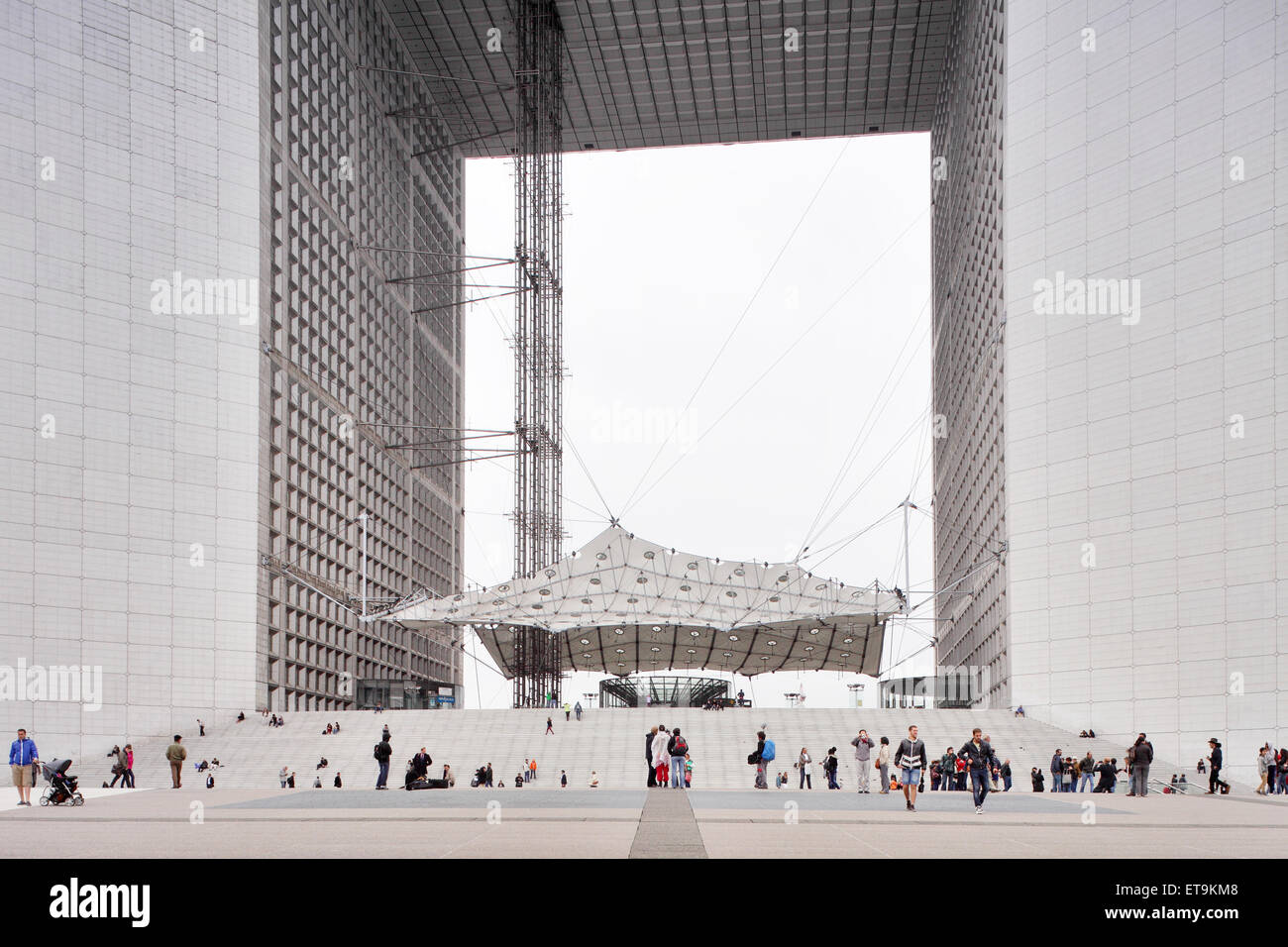 Puteaux, Frankreich, auf Passanten Grande Arche Stockfoto