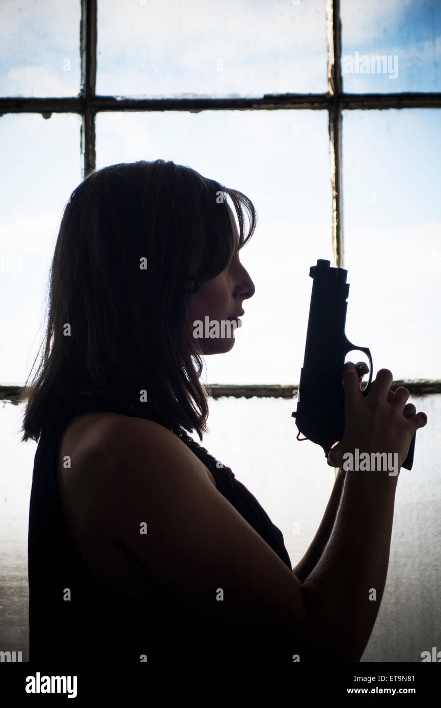 Frau mit einer Pistole Stockfoto
