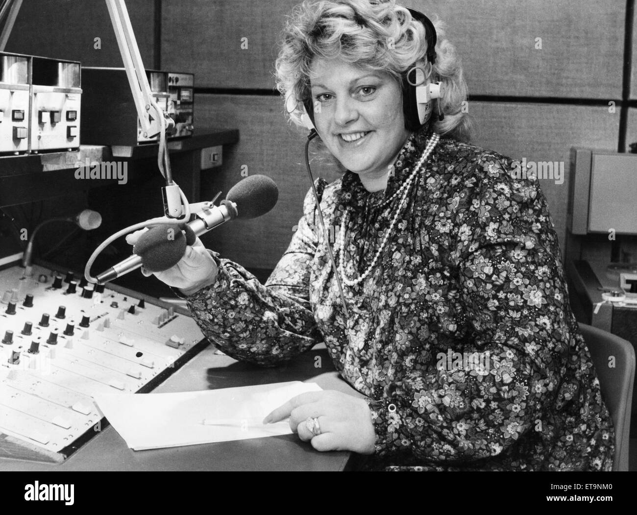 Margo MacDonald gesehen hier hinter dem Mikrofon bei Radio Forth 12. April 1983 Stockfoto