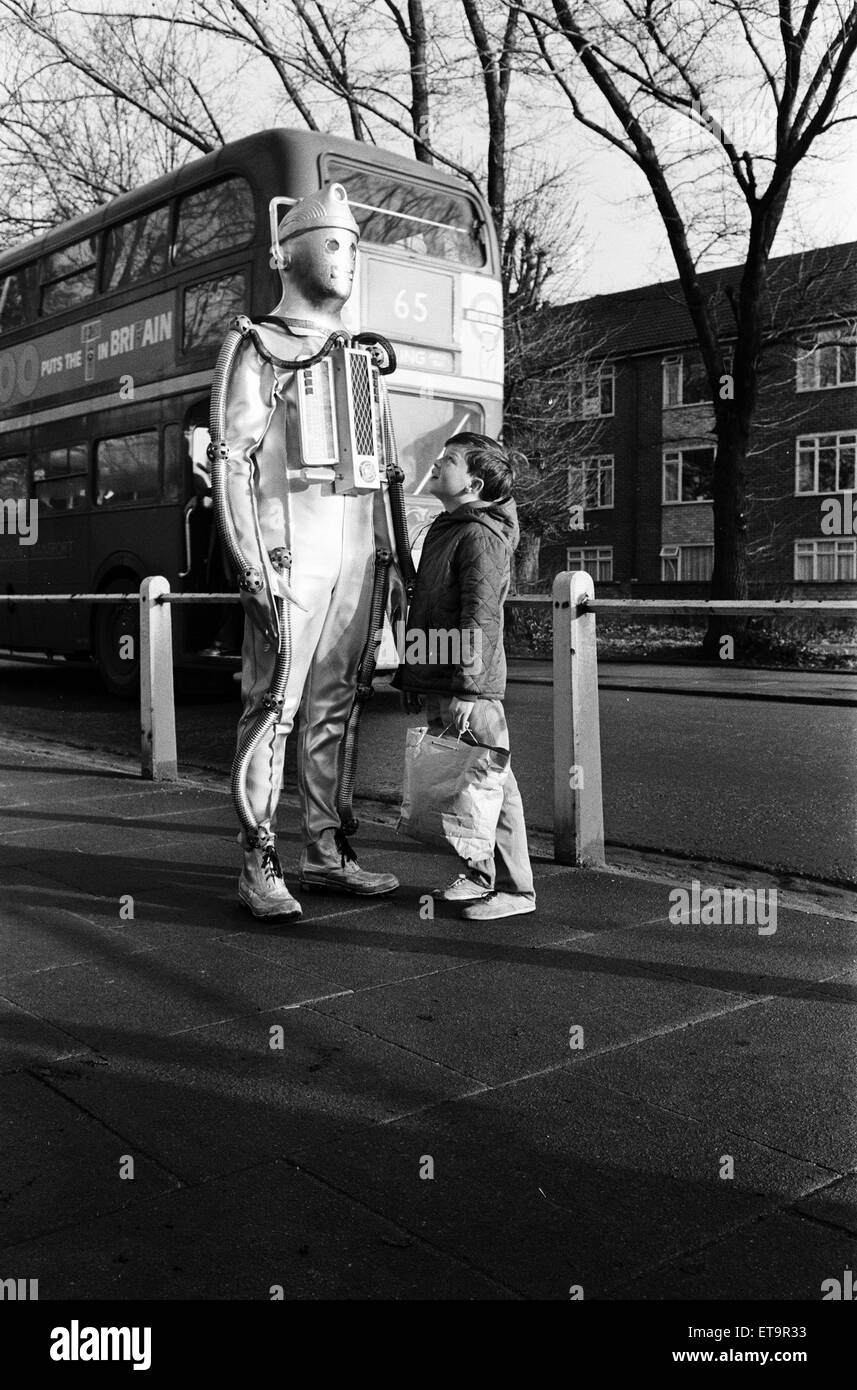 Doctor Who 1967 BBC TV-Programm. Die Geschichte-Features mit dem Titel der Rückkehr der Cybermen in Episoden The Moonbase, 11. Februar bis 4. März 1967 erstmals ausgestrahlt. Antonius König abgebildet, im Alter von 10, trifft die Cybermen außerhalb Fernsehstudios, Ealing, 19. Januar 1967. Stockfoto