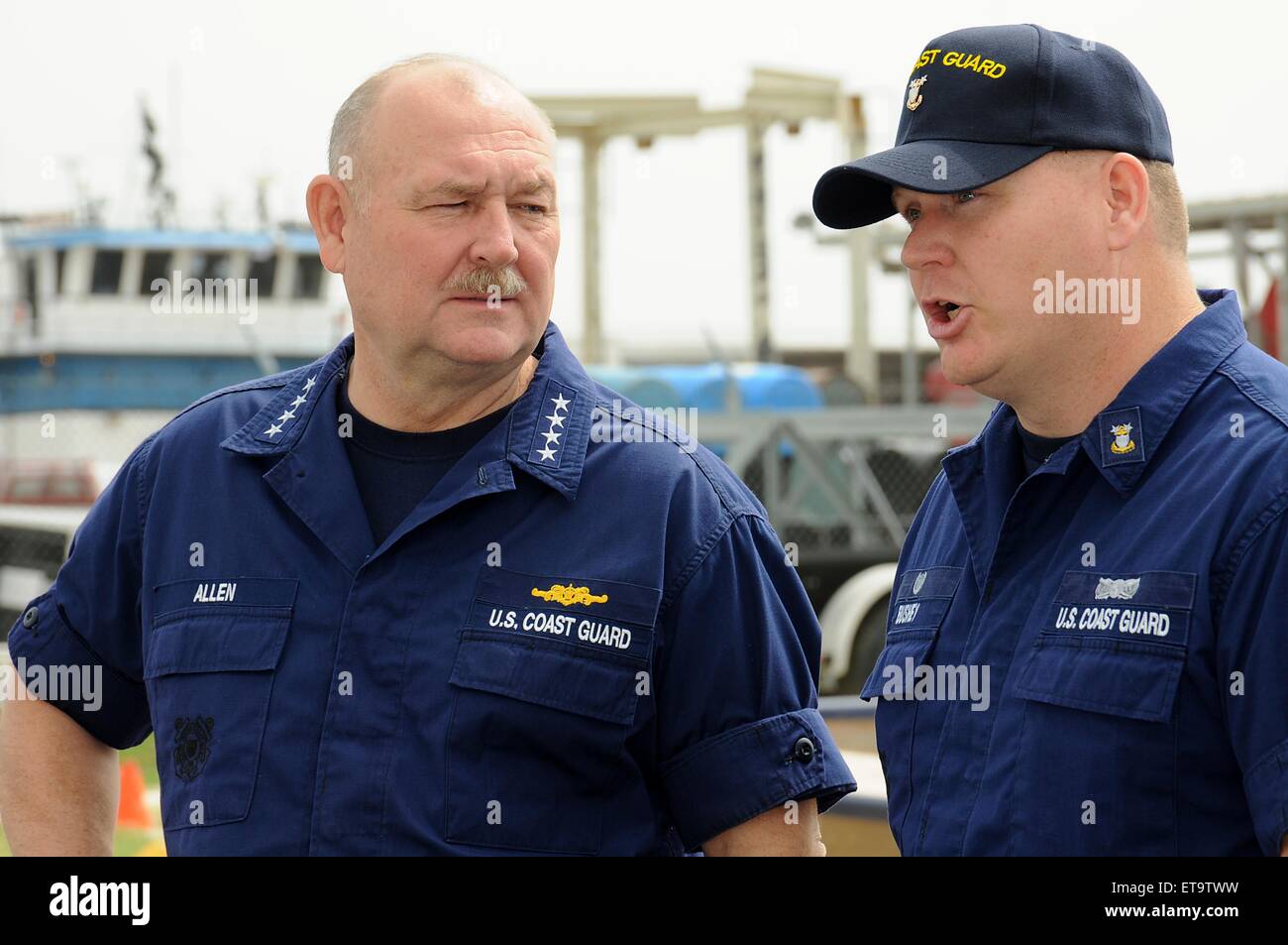 US Küstenwache Kommandant Admiral Thad Allen wird vom Master Chief Petty Officer Charles Bushey auf die laufenden Bemühungen der BP Deepwater Horizon-Ölkatastrophe 2. Mai 2010 in Venice, Louisiana weiter unterrichtet. Stockfoto