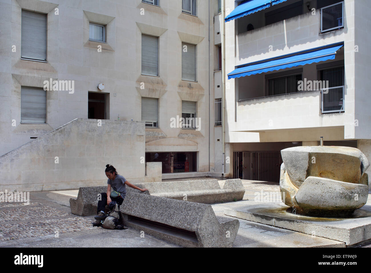 Avignon, Frankreich, Tourist auf einer Bank Stockfoto