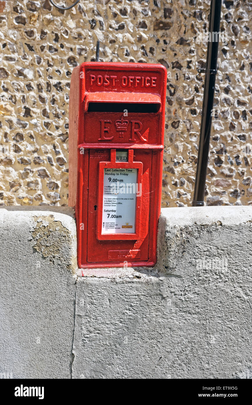 Roten Briefkasten in Wand. Stockfoto