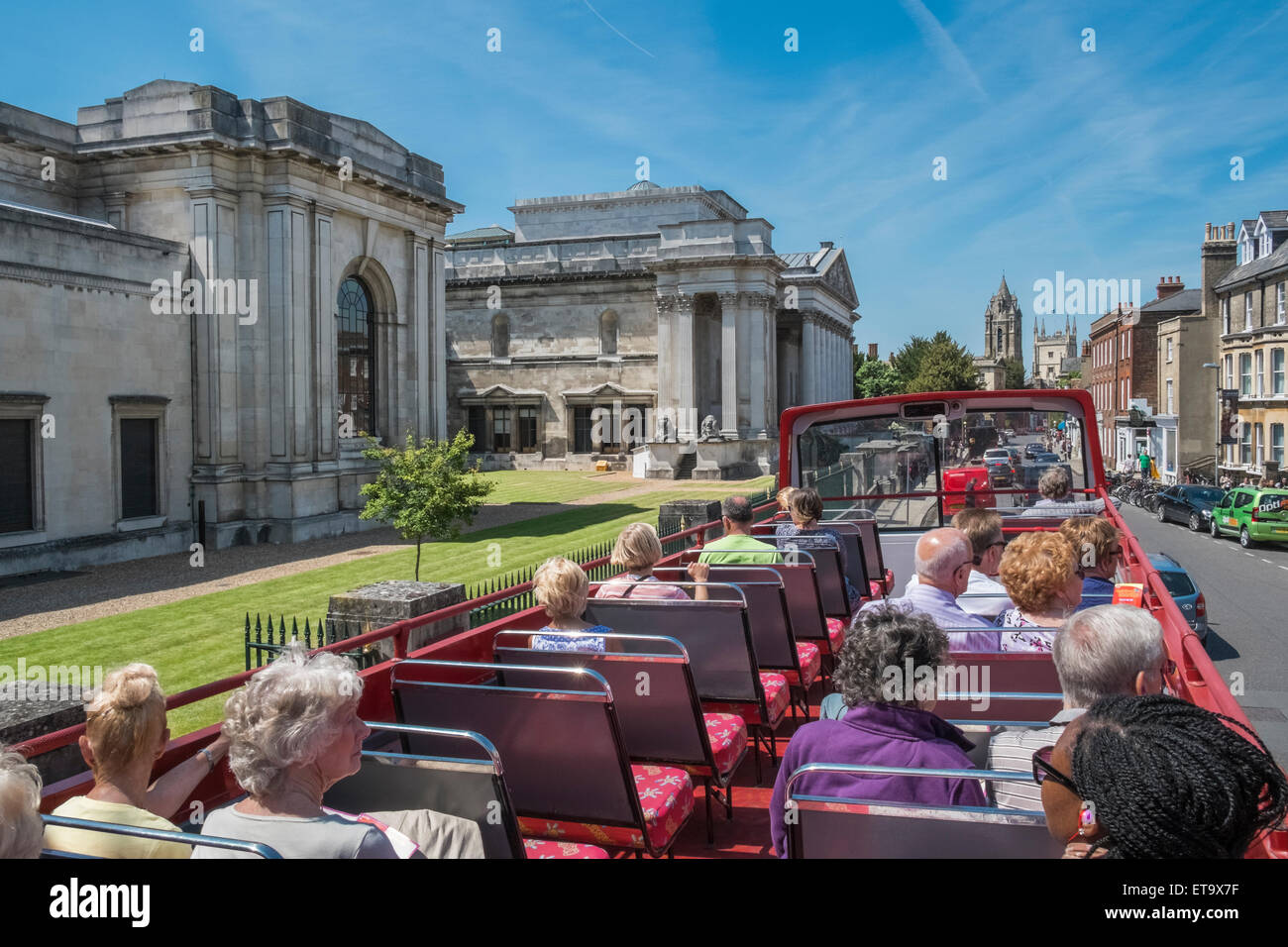 Touristen mit offenen oberen Stadt Sightseeingbus in der Nähe von Fitzwilliam Museum, Trumpington Street, Cambridge, England UK Stockfoto