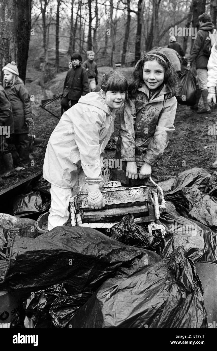 Auswringen die alte... helfen neun-jährigen Victoria Clegg (links) und Mary Claydon auf ein Monster Clear-Up TP Woods, Marsh. Vierzig Freiwilligen stundenlang die Gegend von Abfall, Müll und Angelgeräte verworfen. Die Veranstaltung wurde organisiert von Frau An Stockfoto