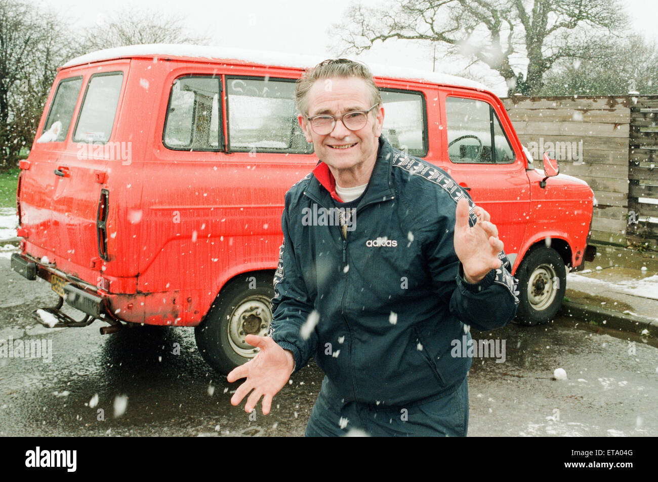 Joe Glynn, Chairman von Stockton Judo Club kämpft immer noch auf, nachdem Vandalen den Club-Mini-Bus verwüstet. Der Club, der über 40 Jahre alt ist, müssen möglicherweise schließen, wenn Joe nicht das Geld, um ein anderes Fahrzeug kaufen finden. Abgebildete 28. März 1995. Stockfoto