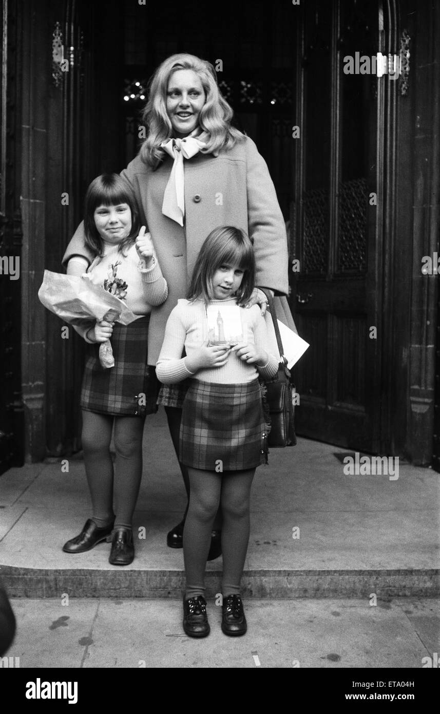 Frau Margo MacDonald von der Scottish National Party angekommen MP für Glasgow Govan heute in London ihren Sitz im House Of Commons nehmen. Mit ihr waren ihre beiden Kinder, Zoe (6) und Petra (8). 22. November 1973. Stockfoto