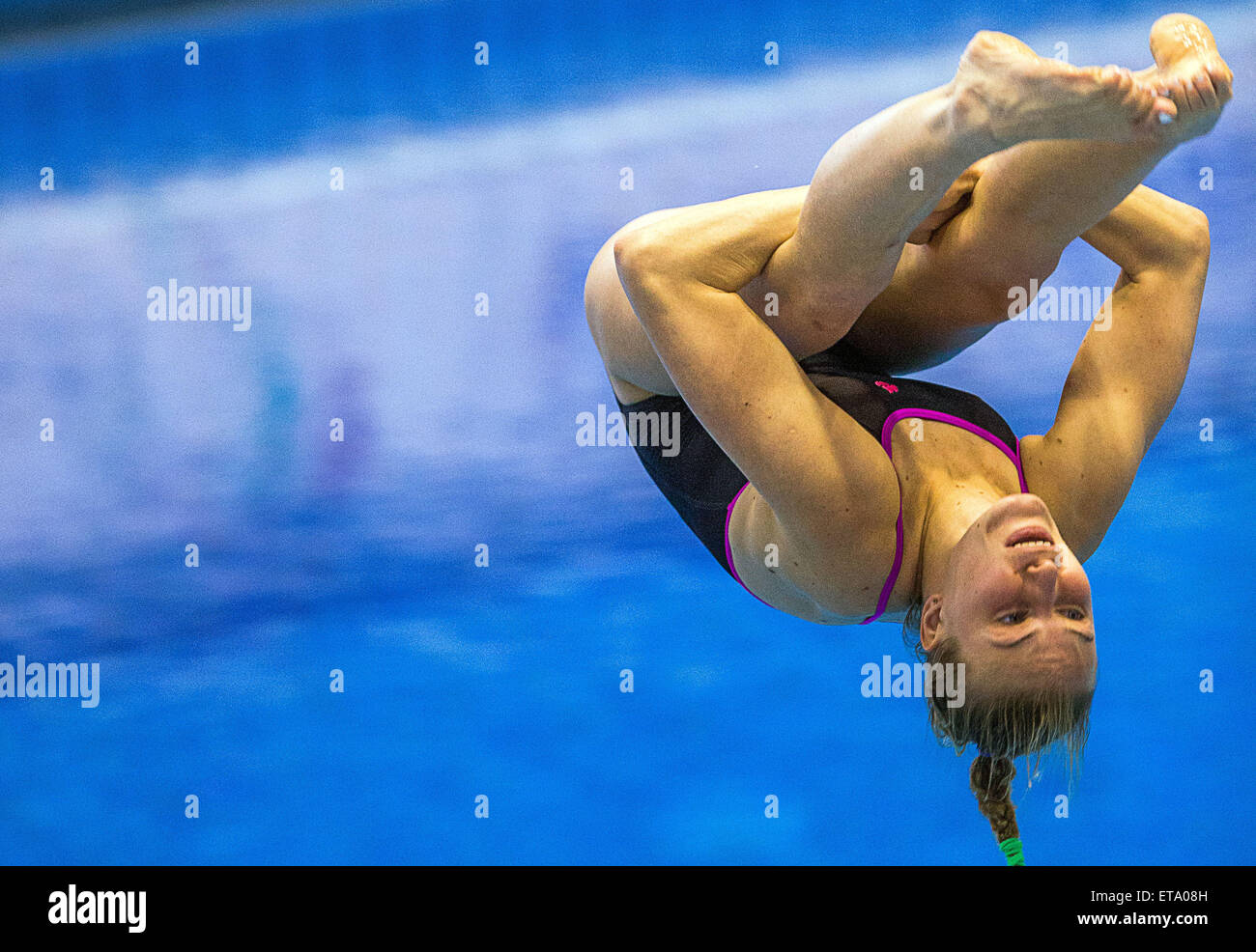 Rostock, Deutschland. 12. Juni 2015. Ukrainische Taucher Olena Fedorova in der Frauen-1 m-Brett Finale in der Tauchen-Europameisterschaften im der Neptunschwimmhalle in Rostock, Deutschland, 12. Juni 2015. Fedorova kommt Dritten. Foto: JENS Büttner/DPA/Alamy Live-Nachrichten Stockfoto