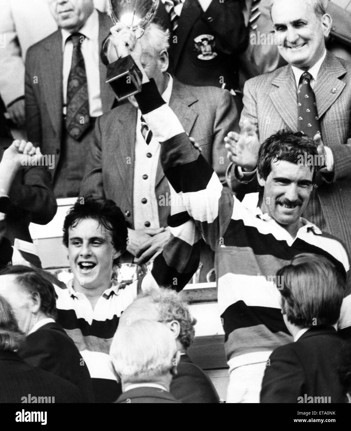 Walisischer Rugby-Union-Finale - Pontypool 18-6 Swansea. Jeff Squire, Pontypool Kapitän hält die WRU Tasse mit Mann des Spiels, David Bishop (links). 30. April 1983. Stockfoto