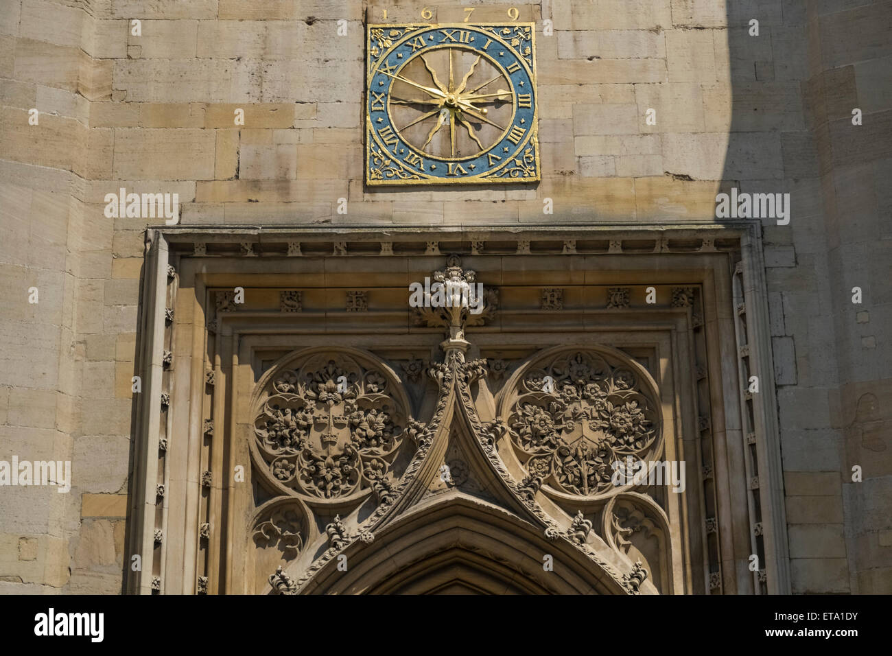 Kirche-Uhr und Eingang zum großen St. Marys Church, St Marys Passage, Cambridge, England UK Stockfoto