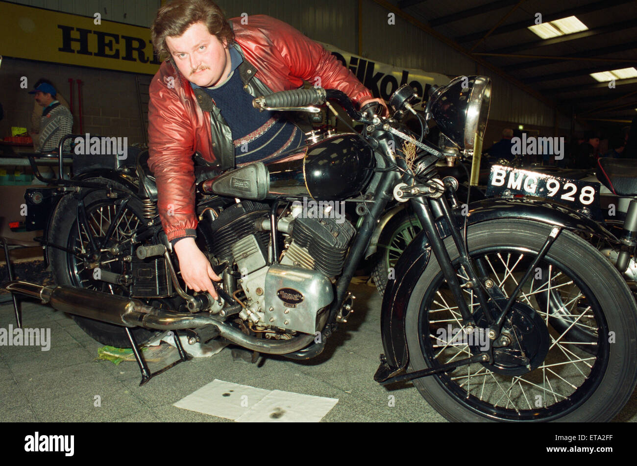 Ron Hull, der Trimdon, überprüft über seine 1933 Borough Superior, der Rolls Royce unter den Bikes in seiner Zeit bei der Classic Bike Show.  28. März 1993. Stockfoto