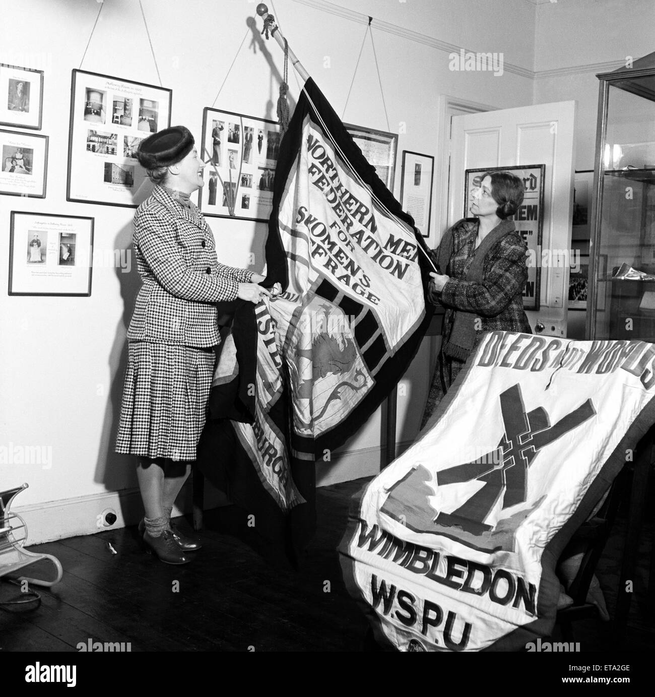 Suffragetten Museum in South Kensington, London. Im Bild halten Frauen einen Frauenrechtlerin Banner. 19. Februar 1947. Stockfoto