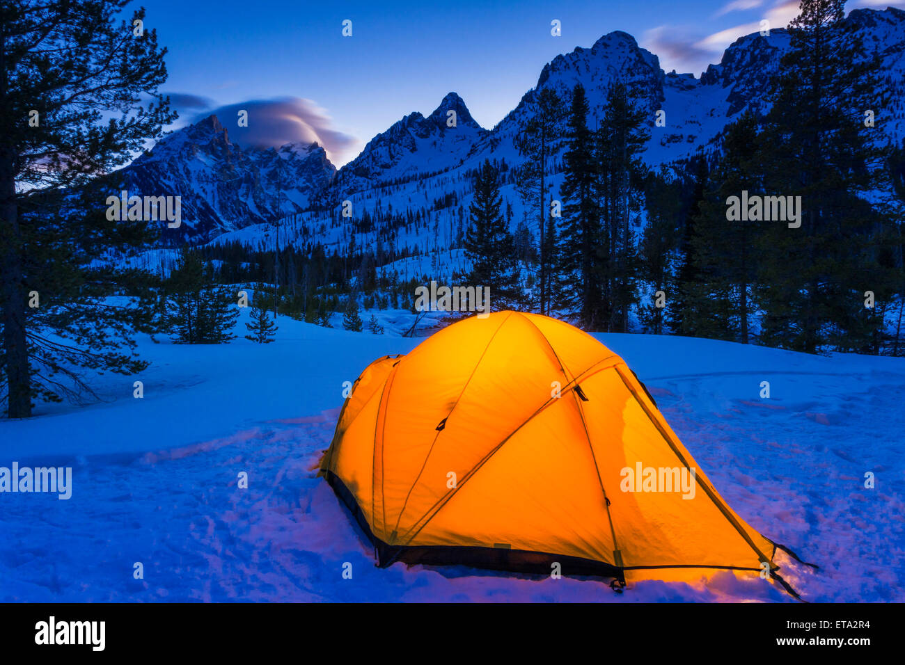 Winter-Camp in der Dämmerung unter den Teton, Grand-Teton-Nationalpark, Wyoming, USA Stockfoto