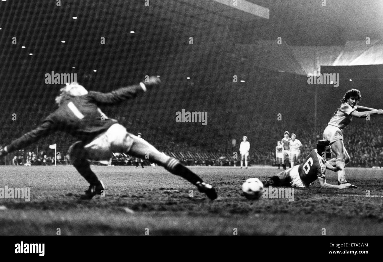 Manchester United 0-3 Liverpool-League-Spiel im Old Trafford, Mittwoch, 7. April 1982. Craig Johnston erzielt Tor vorbei Gary Bailey. Stockfoto