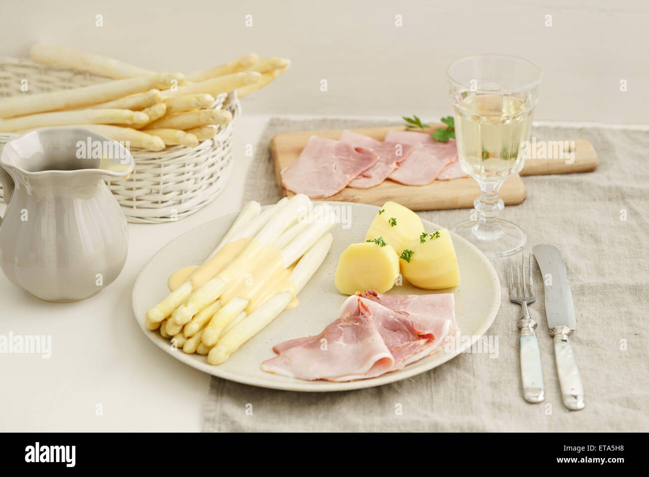 Weißer Spargel mit Kartoffeln, gekochten Schinken und Sauce Hollandaise Stockfoto