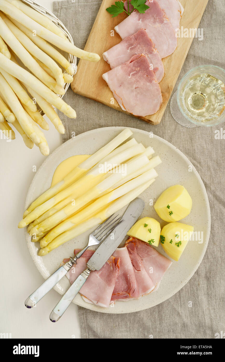 Weißer Spargel mit Kartoffeln, gekochten Schinken und Sauce Hollandaise Stockfoto