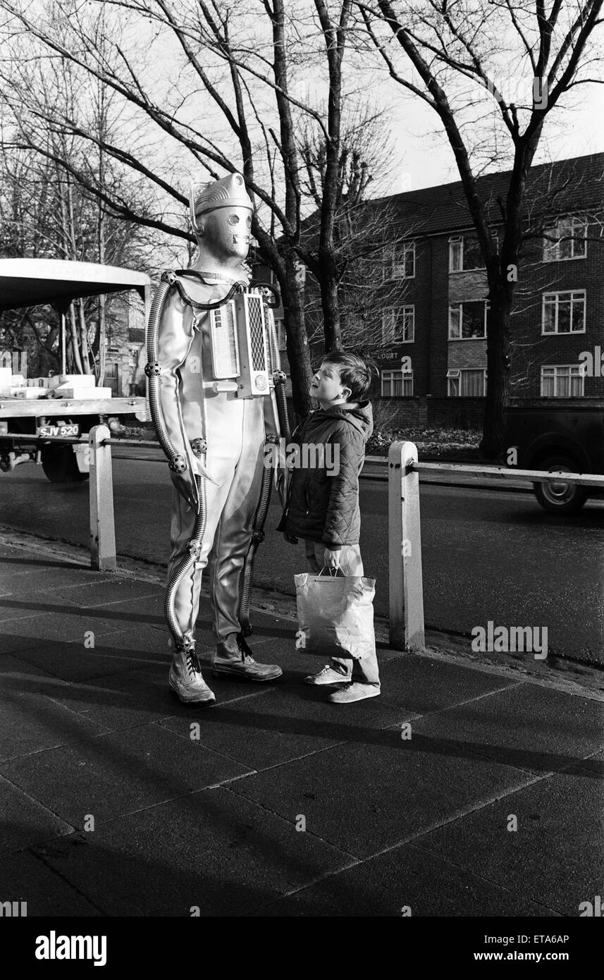 Doctor Who 1967 BBC TV-Programm. Die Geschichte-Features mit dem Titel der Rückkehr der Cybermen in Episoden The Moonbase, 11. Februar bis 4. März 1967 erstmals ausgestrahlt. Antonius König abgebildet, im Alter von 10, trifft die Cybermen außerhalb Fernsehstudios, Ealing, 19. Januar 1967. Stockfoto