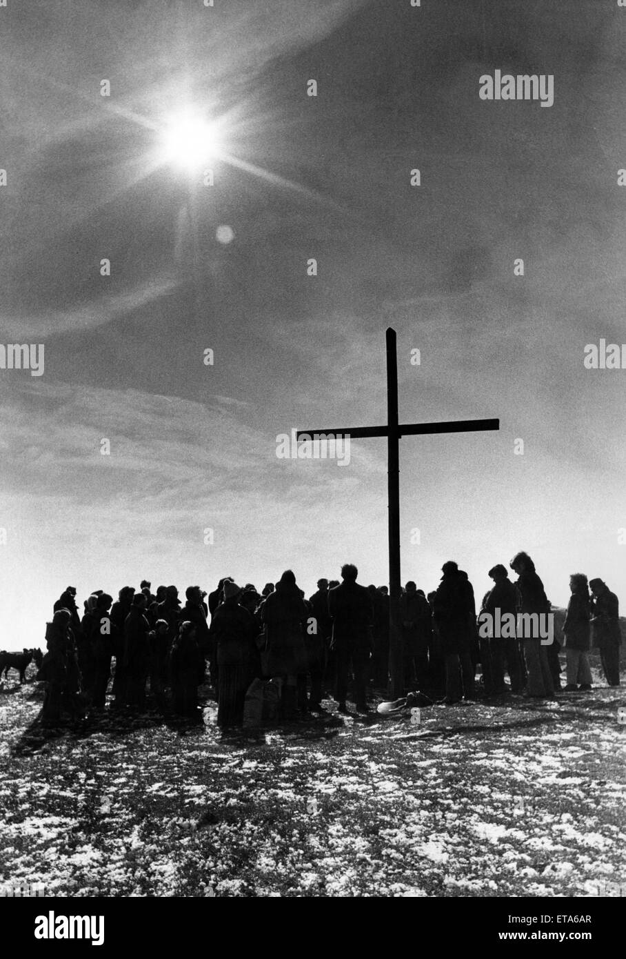 Karfreitag Service bei Tunstall Hill, mit Holzkreuz von Gemeinde St Cecilia römisch-katholische Kirche, Sunderland, Tyne and Wear durchgeführt. 28. März 1975. Stockfoto