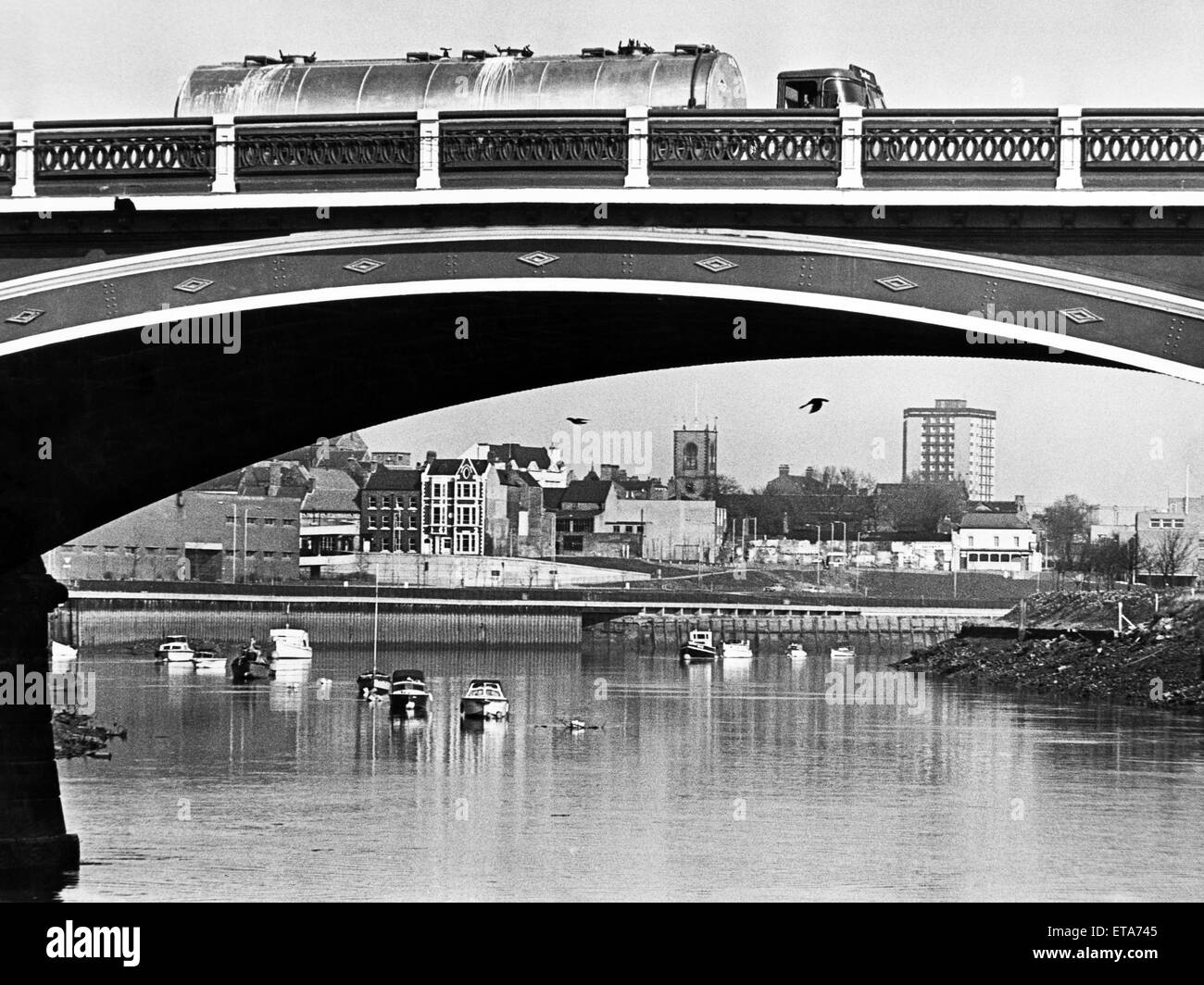Stockton gerahmt in den Bögen der Victoria Bridge, County Durham. 9. April 1978. Stockfoto