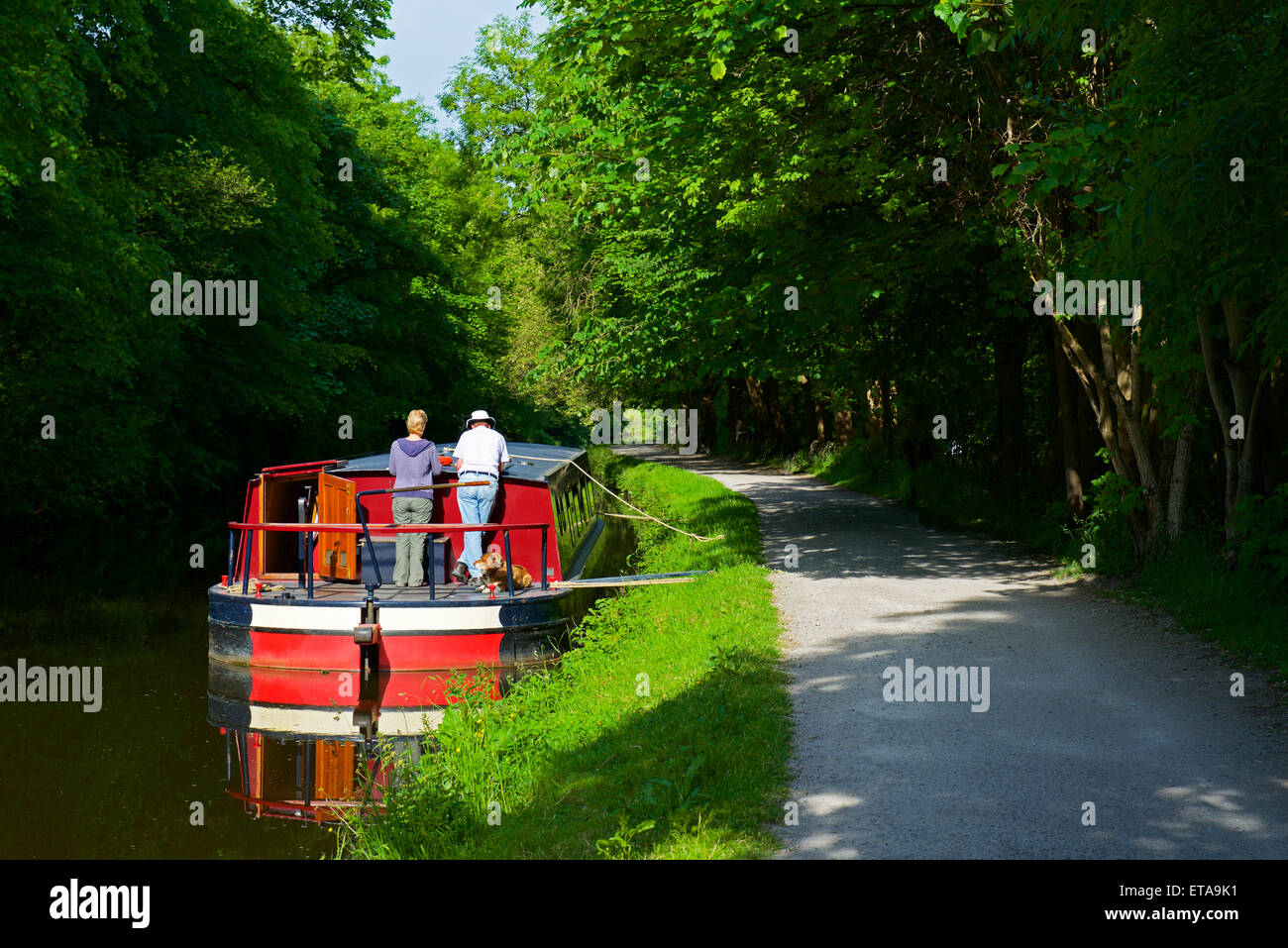 Mann und Frau auf Narrowboat, Leeds und Liverpool Canal, Saltaire, West Yorkshire, England UK Stockfoto