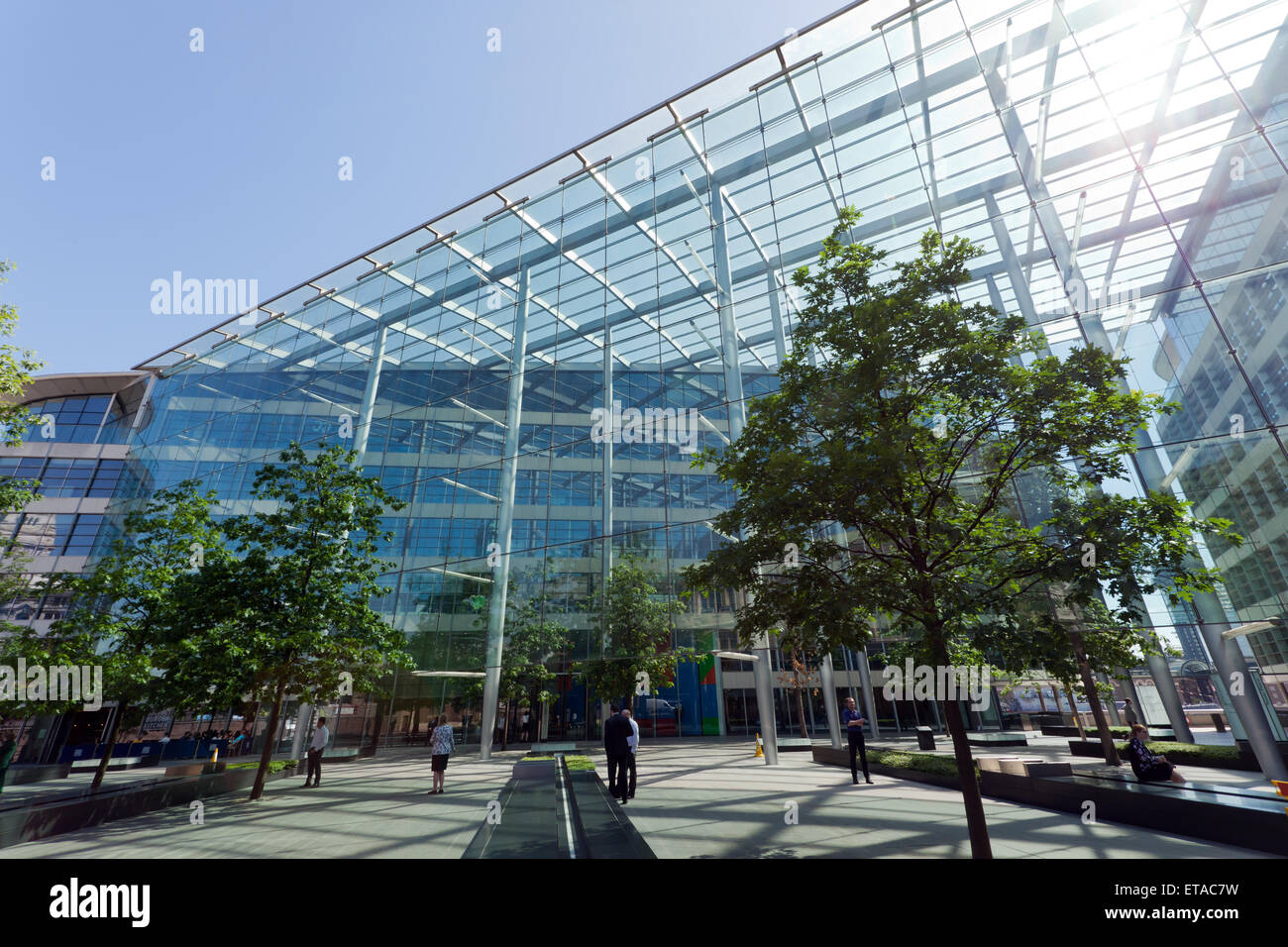 Die Glas-Atrium und Plaza, am Tower Place im Weitwinkel Stockfoto