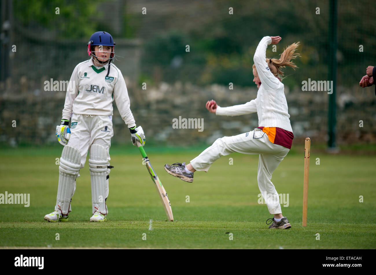 Ein Bowler während ein Juniorinnen-Cricket-Match in Wiltshire UK Stockfoto