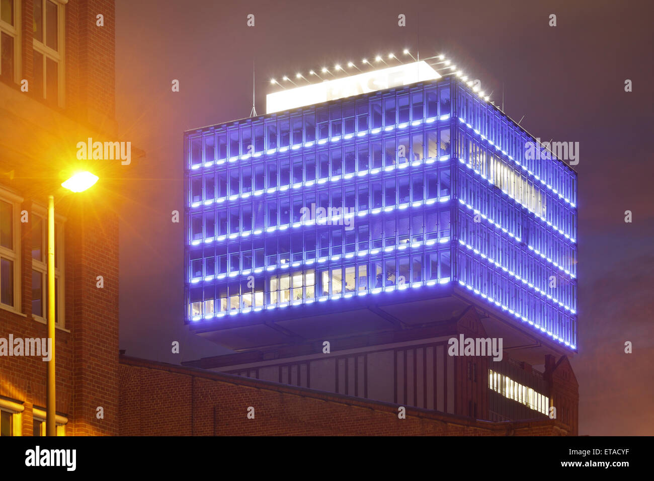 Berlin, Deutschland, beleuchtet Narva-Turm in der Oberbaum-City Stockfoto