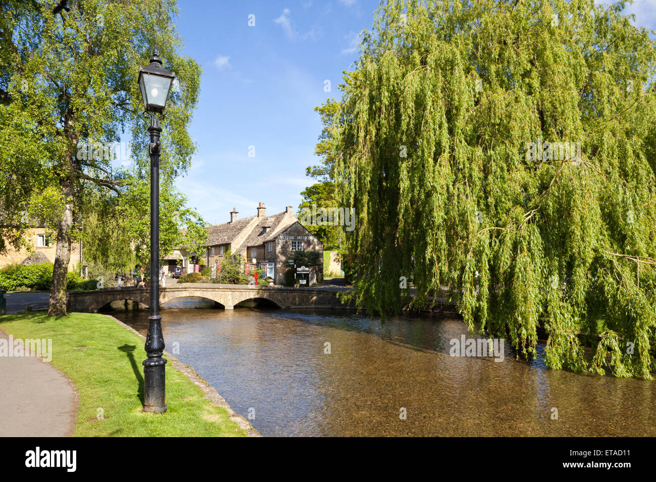 Das Cotswold Autofahren Museum neben dem River Windrush in der Cotswold-Dorf Bourton auf dem Wasser, Gloucestershire UK Stockfoto