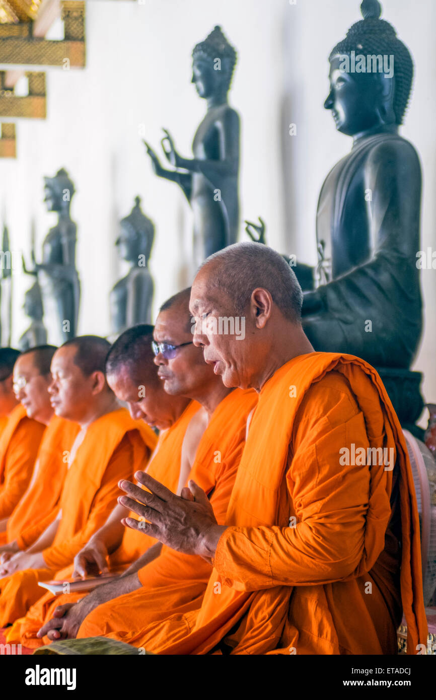 Asien. Thailand, Bangkok. Wat Benchamabophit, Marmor-Tempel, Mönche zu bezahlen. Stockfoto