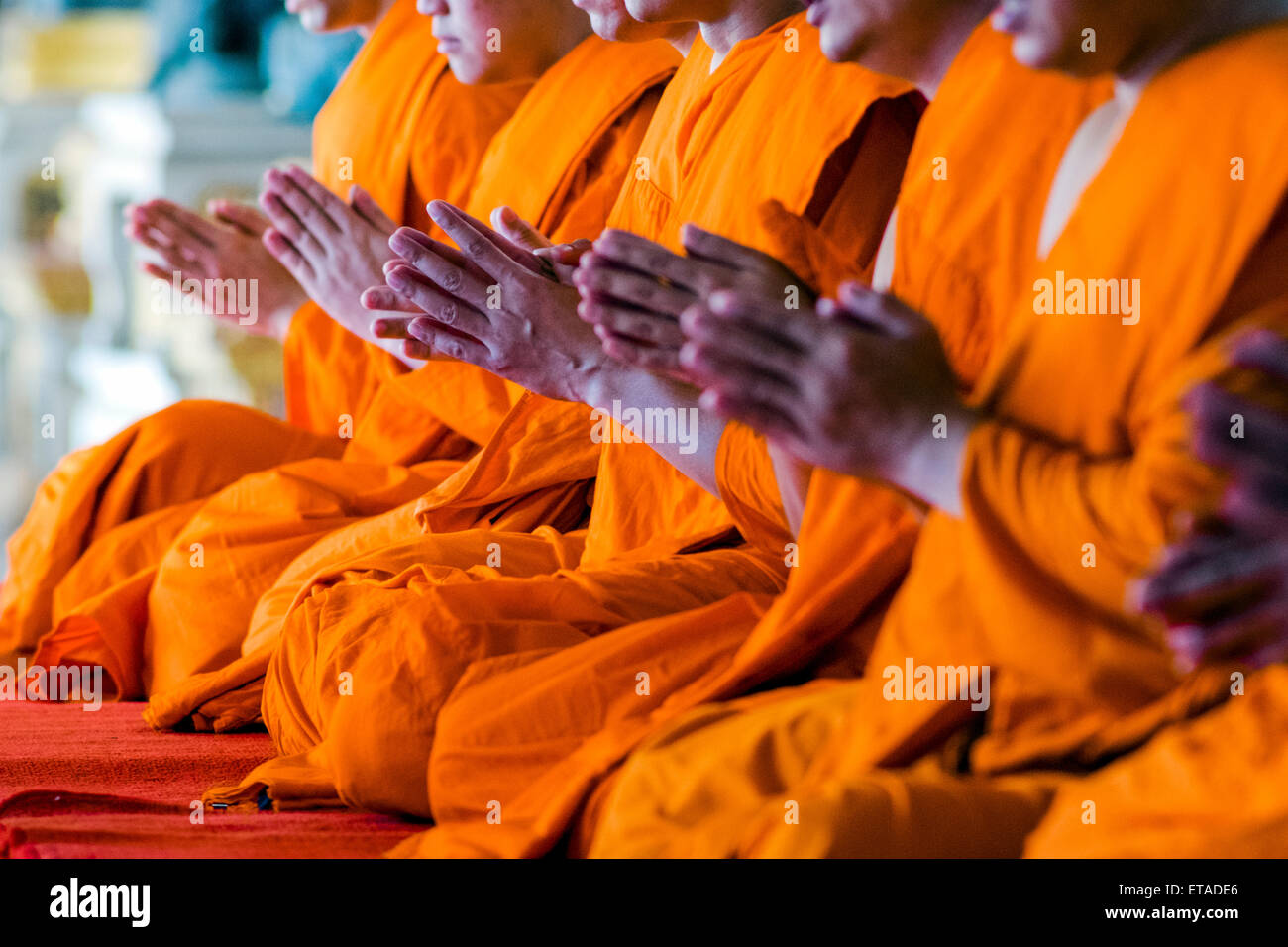 Asien. Thailand, Bangkok. Wat Benchamabophit, Marmor-Tempel, Mönche zu bezahlen. Stockfoto