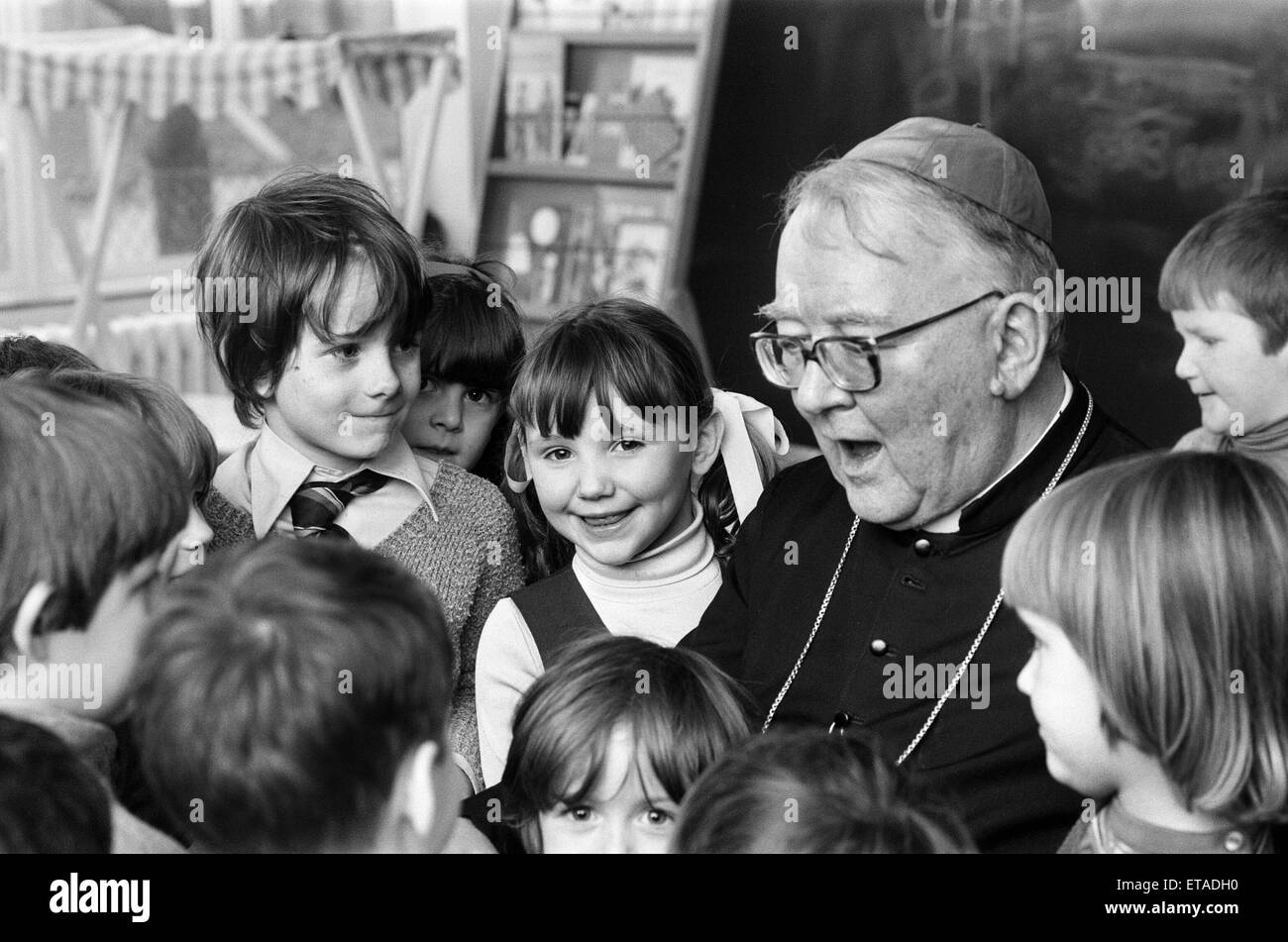 Doktor Patrick Dwyer, der römisch-katholische Erzbischof von Birmingham, verbringt den Morgen im Gespräch mit Schülern aus der Heilige Name römisch-katholischen Grundschule am Kreuz Lane, Great Barr. Im Bild, 19. November 1979. Die Jugendlichen sind von ihm bei einem Dienst am nächsten Sonntag bestätigt werden. Doktor Patrick Dwyer aka G P Dwyer, George Patrick Dwyer. Stockfoto