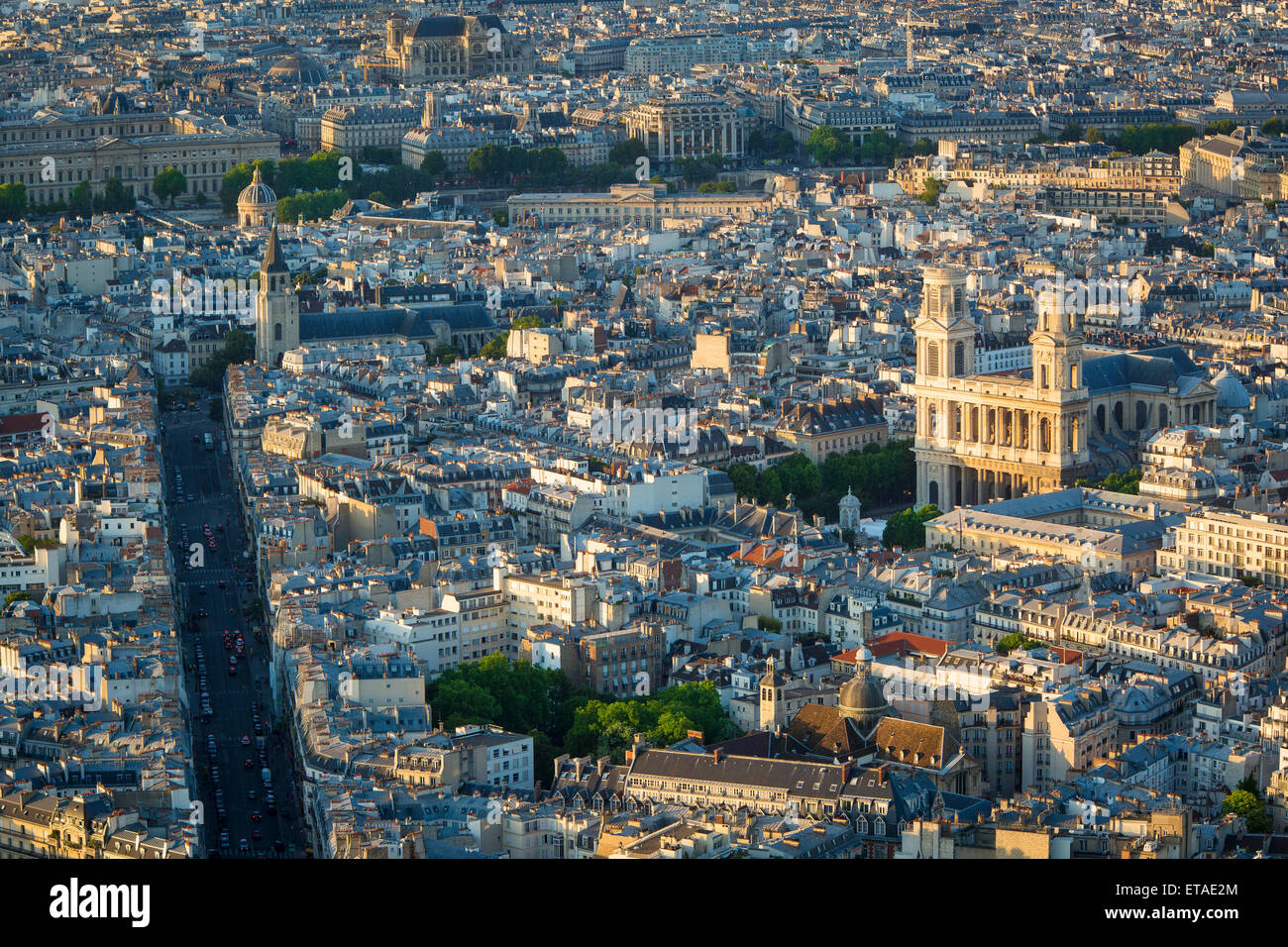 Draufsicht der Eglise Saint Sulpice und die Gebäude von Paris, Frankreich Stockfoto